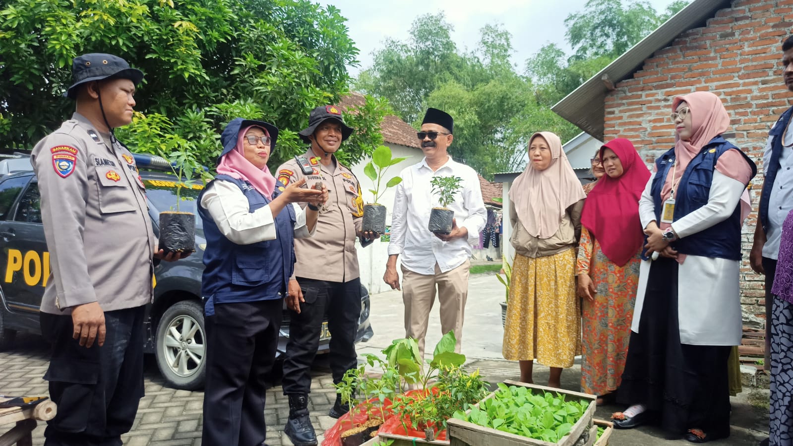 Polisi Serahkan Bibit Tanaman dan Beri Penyuluhan Ketahanan Pangan di Kemangsen Balongbendo