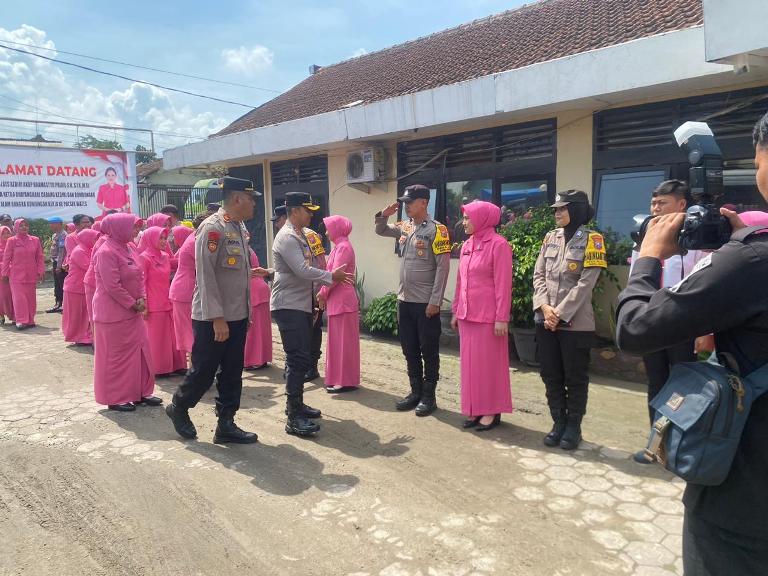 Kapolres Kediri Tekankan Pelayanan Prima saat Kunker di Polsek Wates