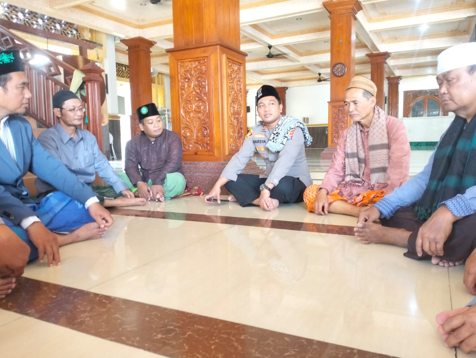 Safari Jumat Penuh Makna, Kapolsek Gunung Anyar Titipkan Pesan Damai di Bulan Ramadan