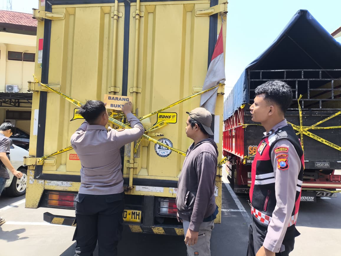 Polresta Banyuwangi Amankan Truk Bermuatan Ribuan Botol Arak Ilegal