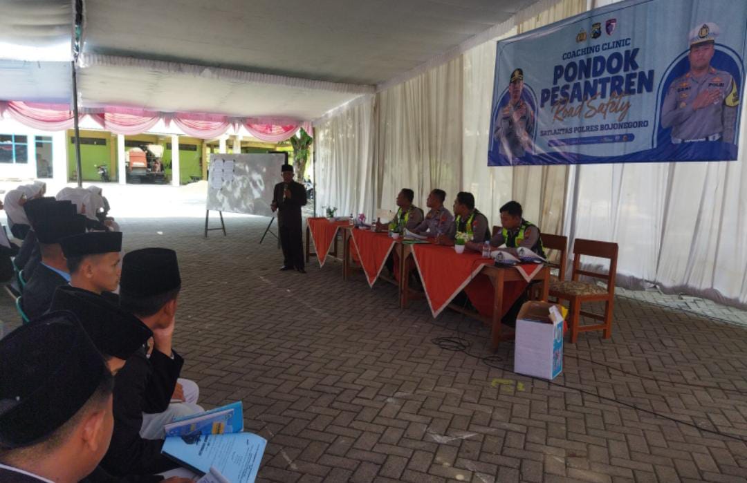 Police Go To Santri, Satlantas Bojonegoro Sosialisasi Keselamatan Berkendara di Ponpes Al Rosyid