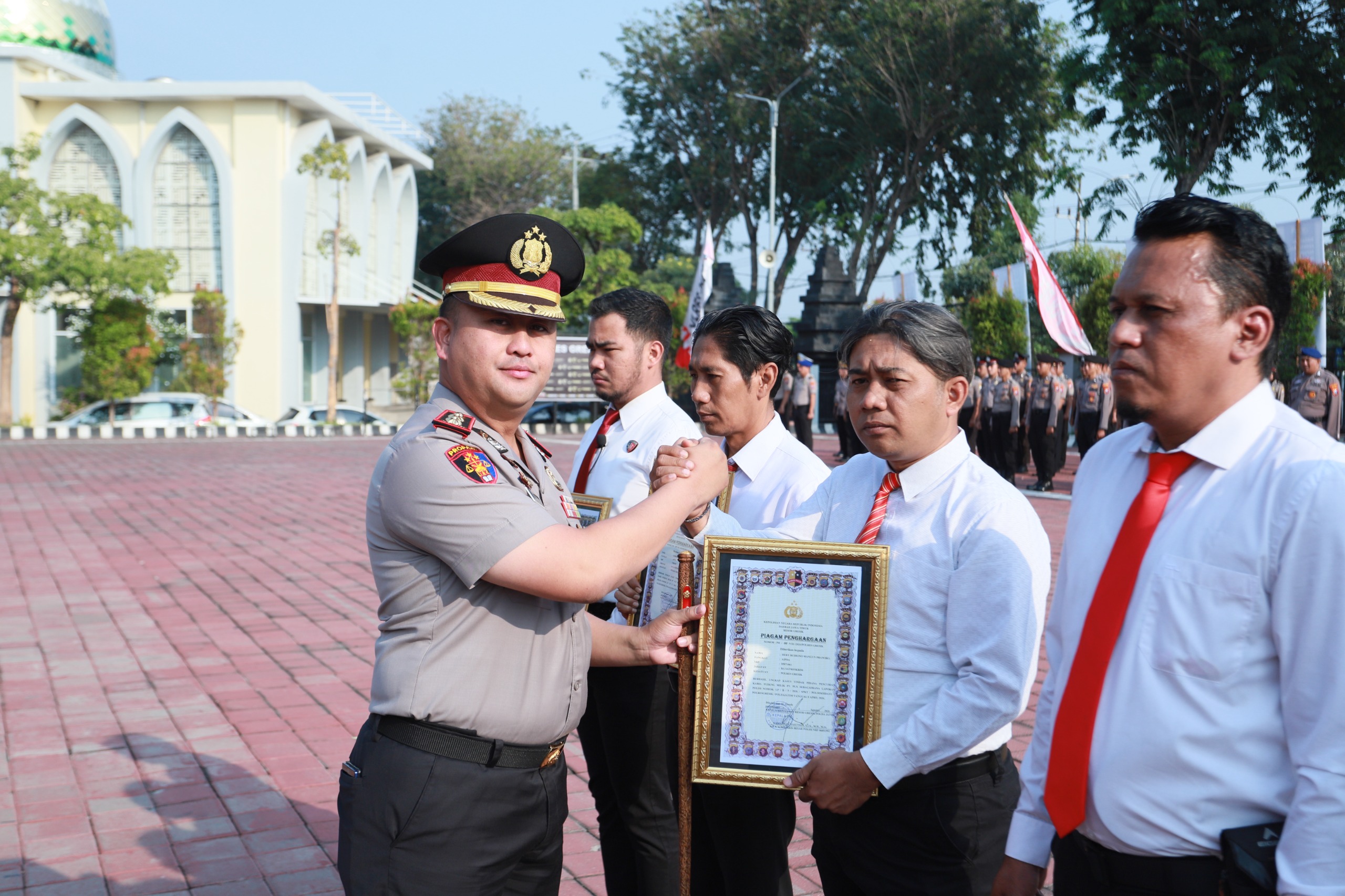 Polres Gresik Beri Reward kepada Personel Berprestasi dan Warga, Perkuat Sinergi Pamswakarsa