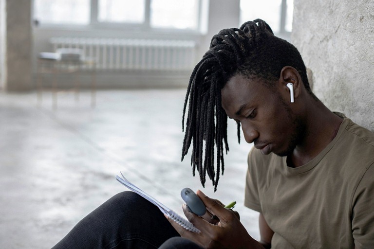 Sering Pakai Earphone? Ini Bahaya yang Diam-Diam Mengintai Telinga Anda