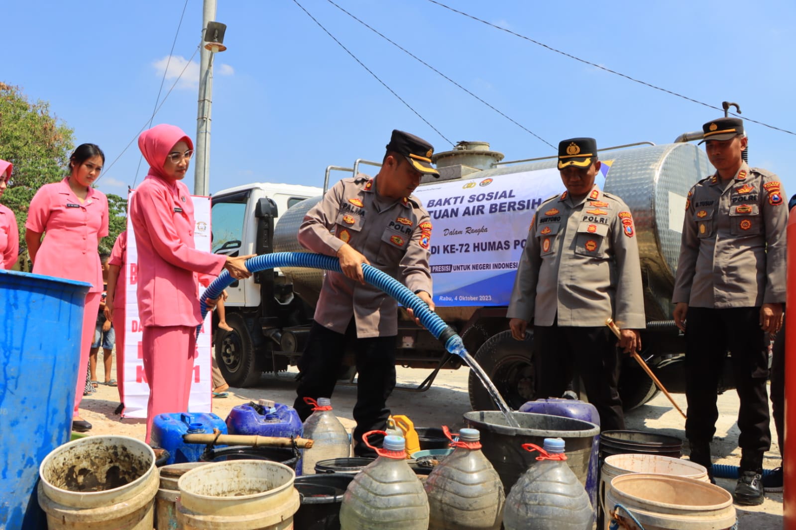 HUT Ke-72 Humas Polri, Polres Tuban Bagikan 25 Ribu Liter Air Bersih
