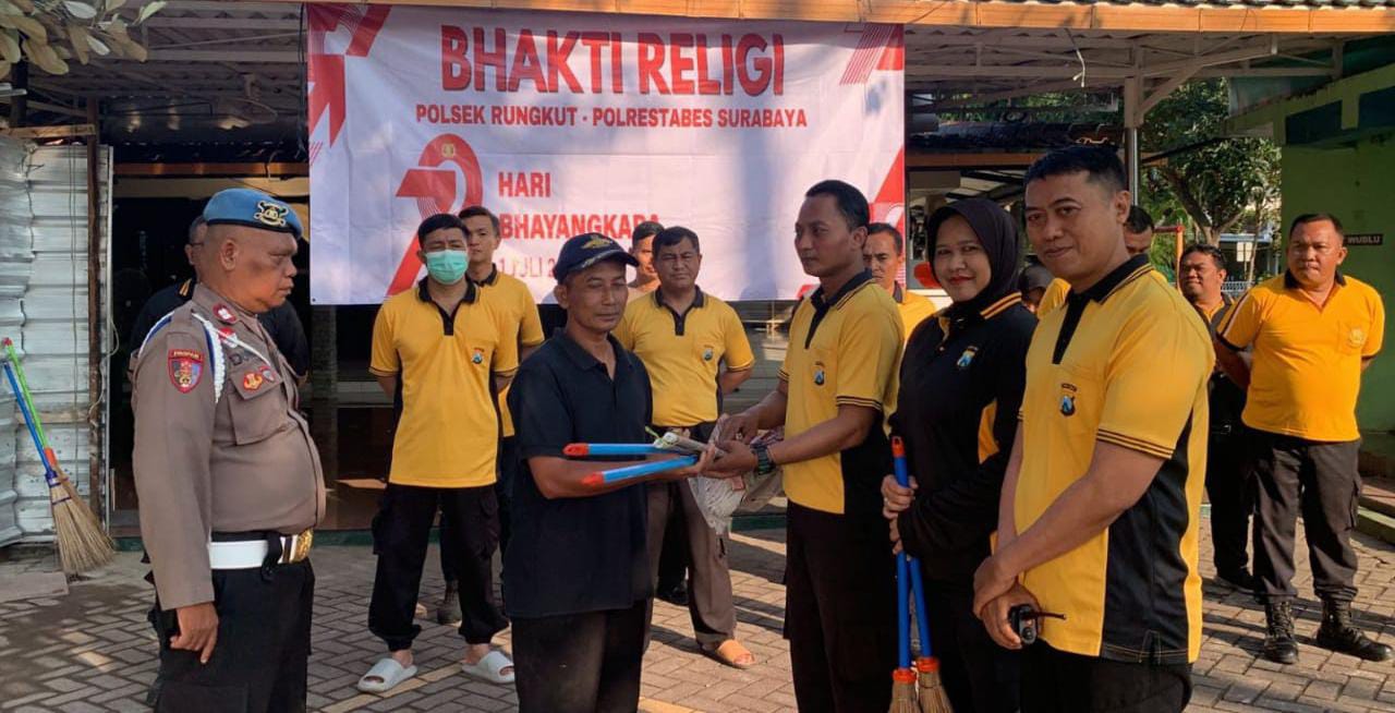 Sambut Hari Bhayangkara Ke-79, Polsek Rungkut Gelar Bakti Religi dan Bakti Sosial di Masjid At-Muttaqien