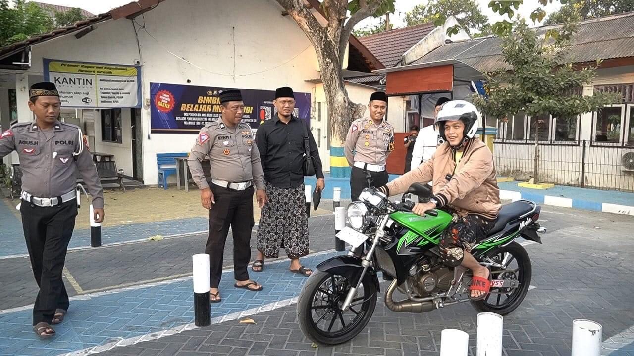 Gesit! Aksi Gus Iqdam Jajal Sirkuit Uji Praktik SIM di Satpas Gresik