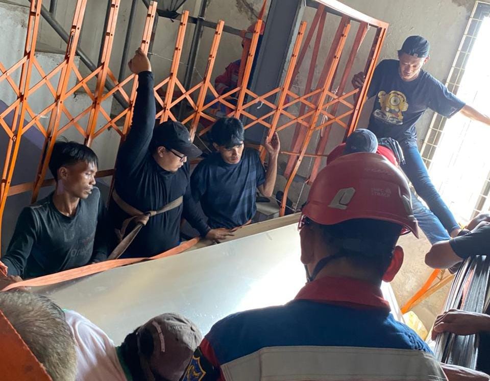 Dramatis! Evakuasi 3 Pekerja Terjepit Pagar Lantai 3 di Jalan Semarang Surabaya