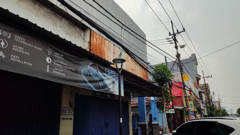 Sejumlah Lampu Jalan di Kedungdoro Padam, Warga Berharap Segera Diperbaiki