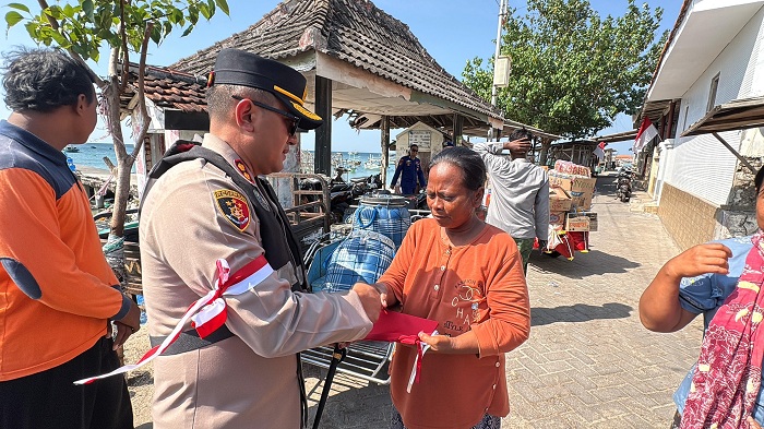 Semarakkan HUT Ke-80 Kemerdekaan RI, Kapolres Probolinggo Bagikan Bendera Merah Putih di Pulau Gili Ketapang 