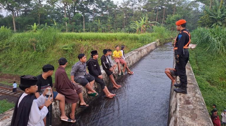Ngabuburit di Rel Terancam Denda Rp15 Juta atau Kurungan 3 Bulan