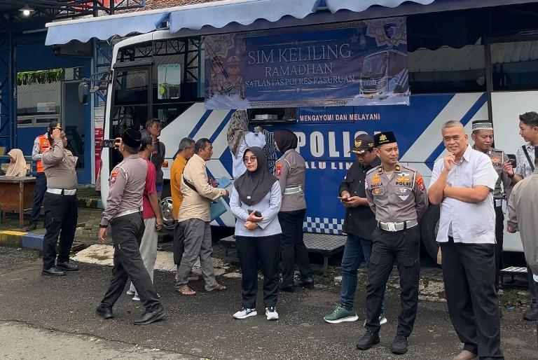 Satlantas Polres Pasuruan Gelar SIM Keliling dan Berbagi Takjil di Terminal Pandaan