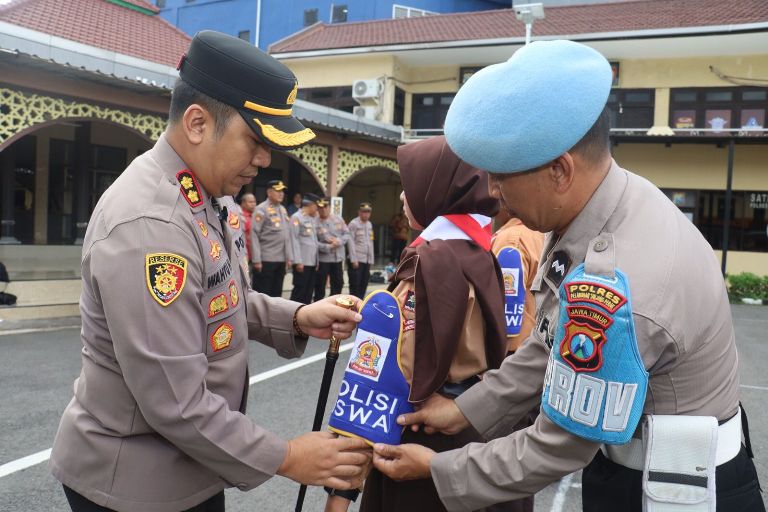 Kapolres Pelabuhan Tanjung Perak Kukuhkan Polisi Siswa Cegah Bullying dan Kenakalan Remaja Surabaya