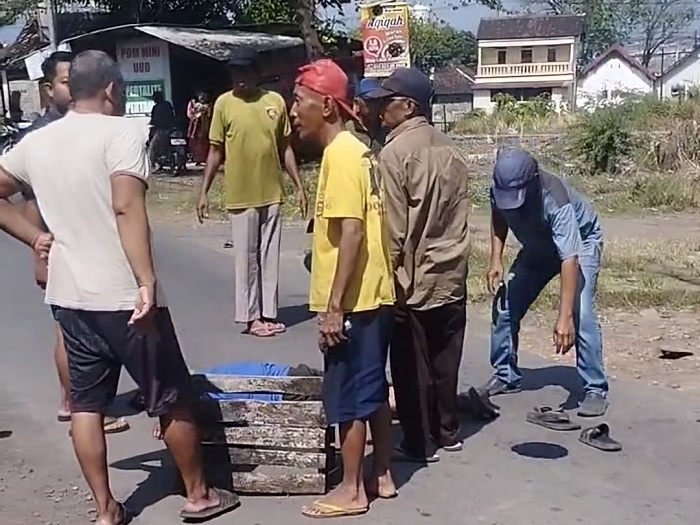 Terlibat Kecelakaan, Lansia Terkapar  di Jalan Raya Rejoso Pasuruan