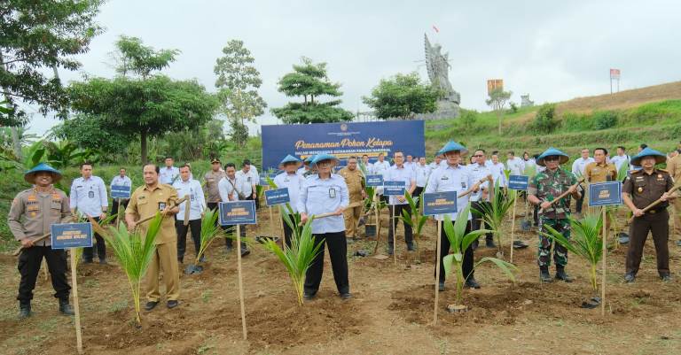 Lahan SAE L’SIMA Ngajum Lapas Kelas I Malang Ditanami Ribuan Bibit Kelapa