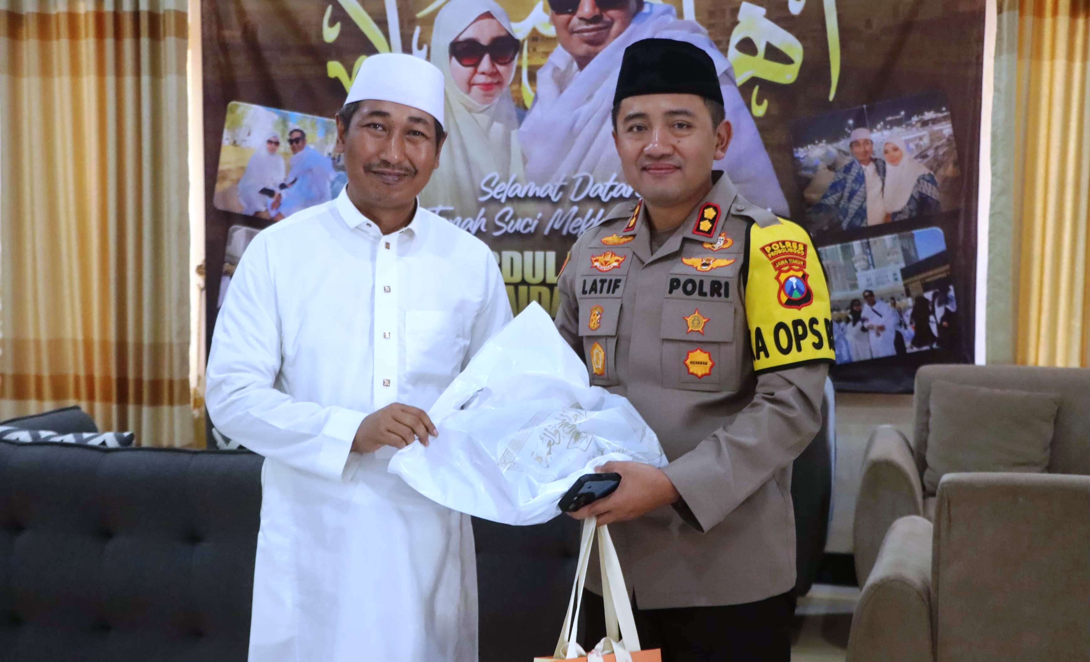 Awali Tugas, Kapolres Probolinggo Silaturahmi ke KH Abdul Hadi Noer di Ponpes Nurul Qodim Paiton