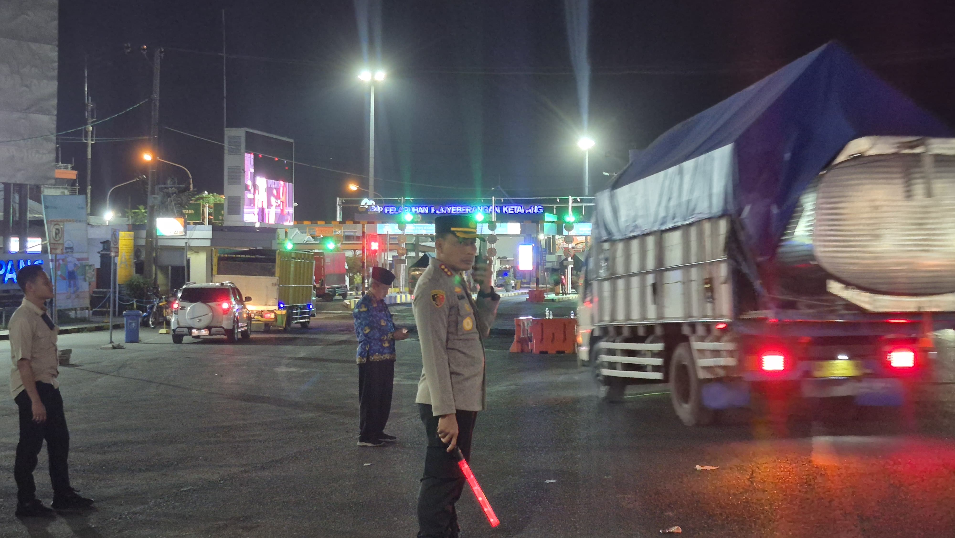 Polresta Banyuwangi Siaga Penuh Atasi Kepadatan Arus di Pelabuhan Ketapang