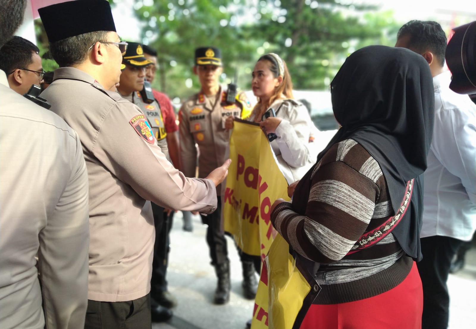 Warga Dau Ngotot Ketemu Kapolri saat Kunker di Malang