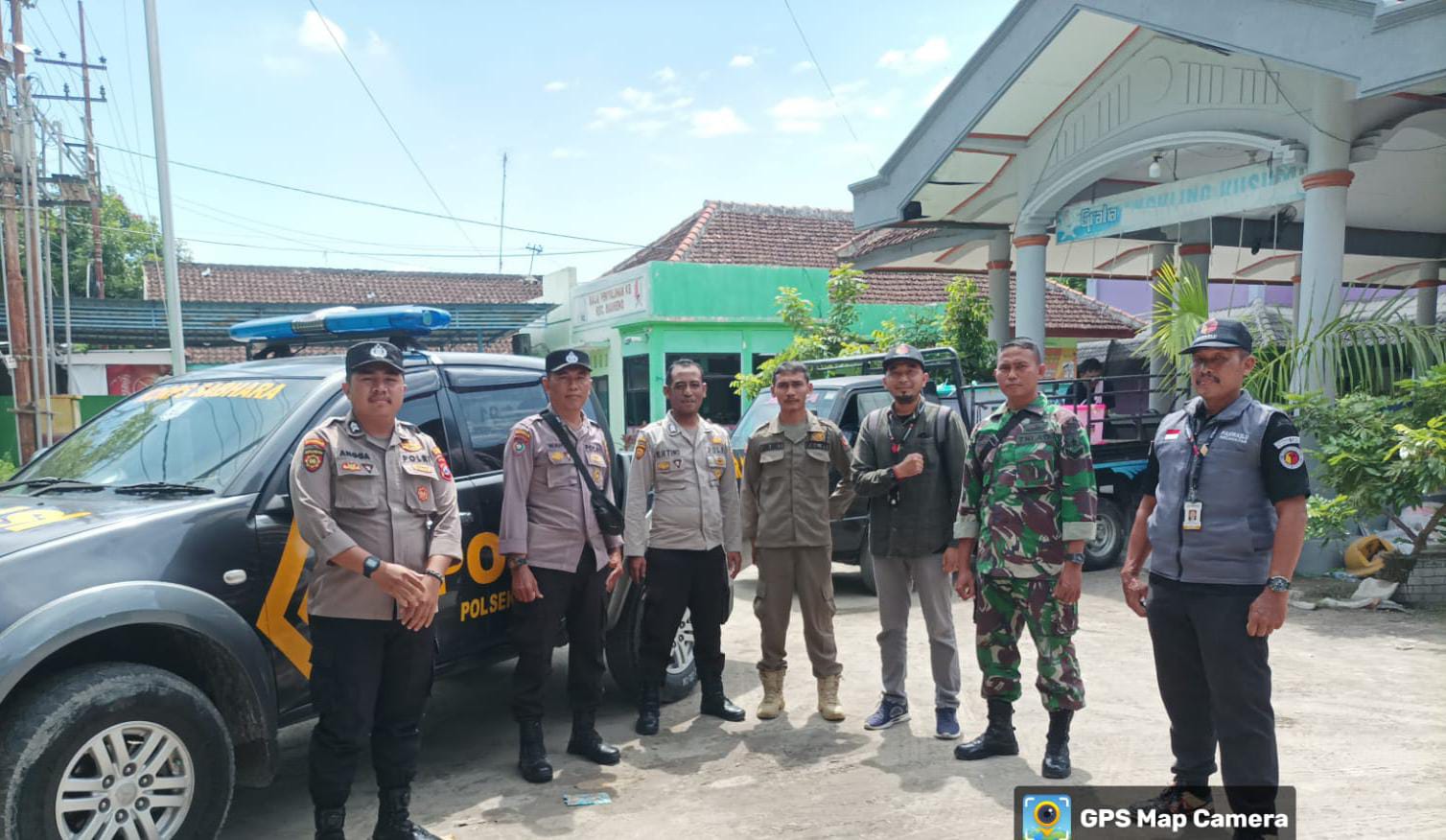 Anggota Polsek Baureno Lakukan Pengawalan Logistik Pilkada dari PPK ke KPU Bojonegoro