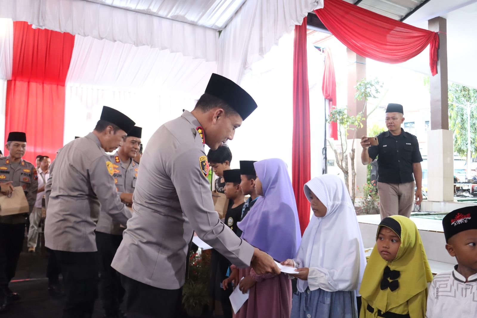 Polresta Banyuwangi dan Bhayangkari Berbagi Takjil Peduli Ramadan 1446 H