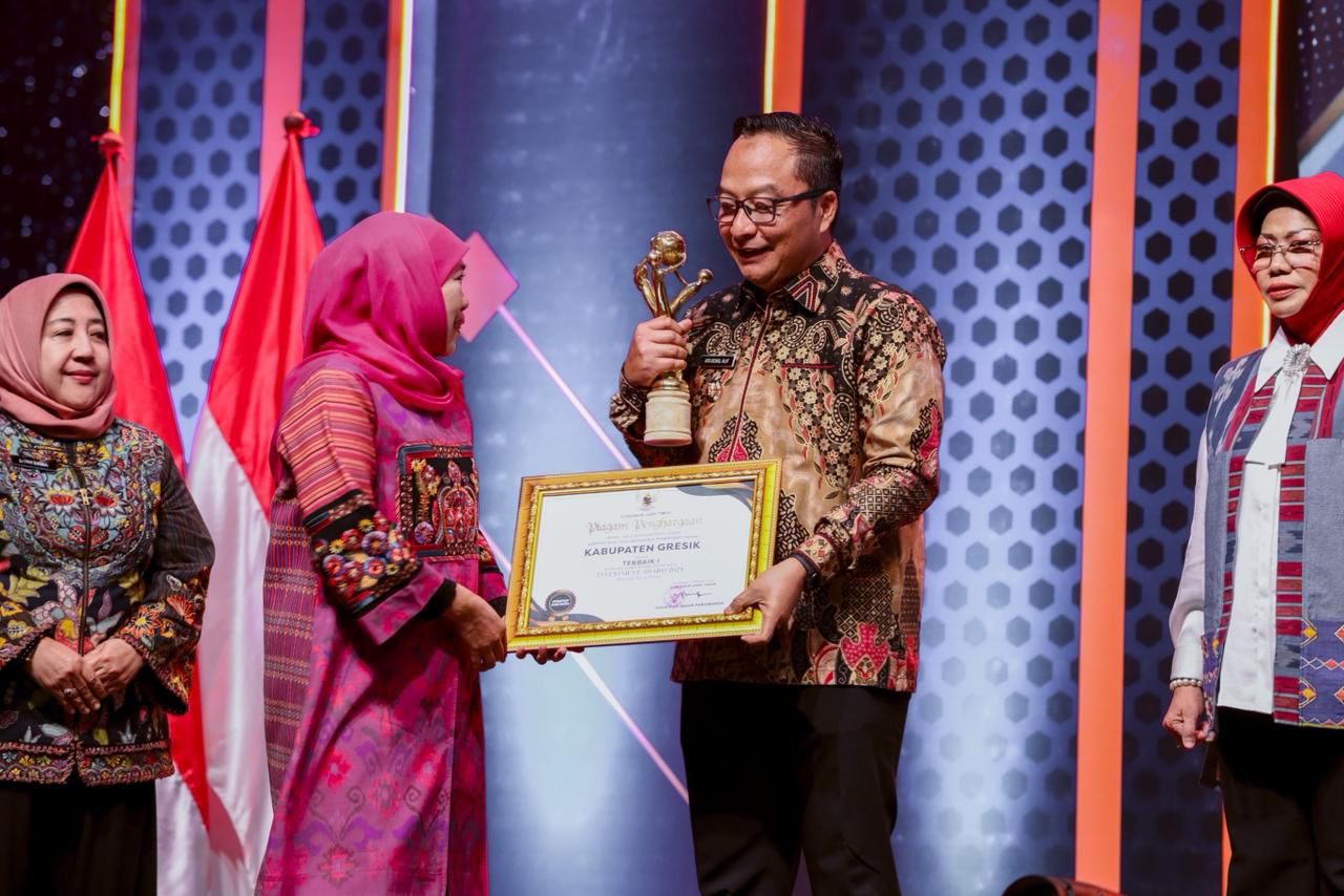 Gresik Raih Penghargaan Terbaik 1 Investment Award Jatim 2024