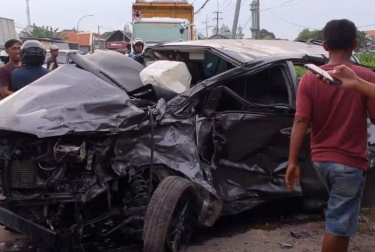 Oleng saat Menyalip, Mobil Tabrakan dengan Truk Wing Box di Duduksampeyan, 3 Terluka 