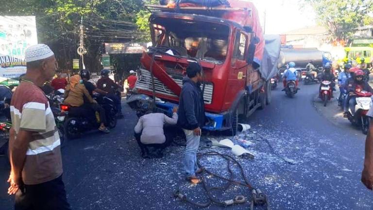 Langgar Jam Operasional, 2 Truk Tabrakan di Cerme Gresik