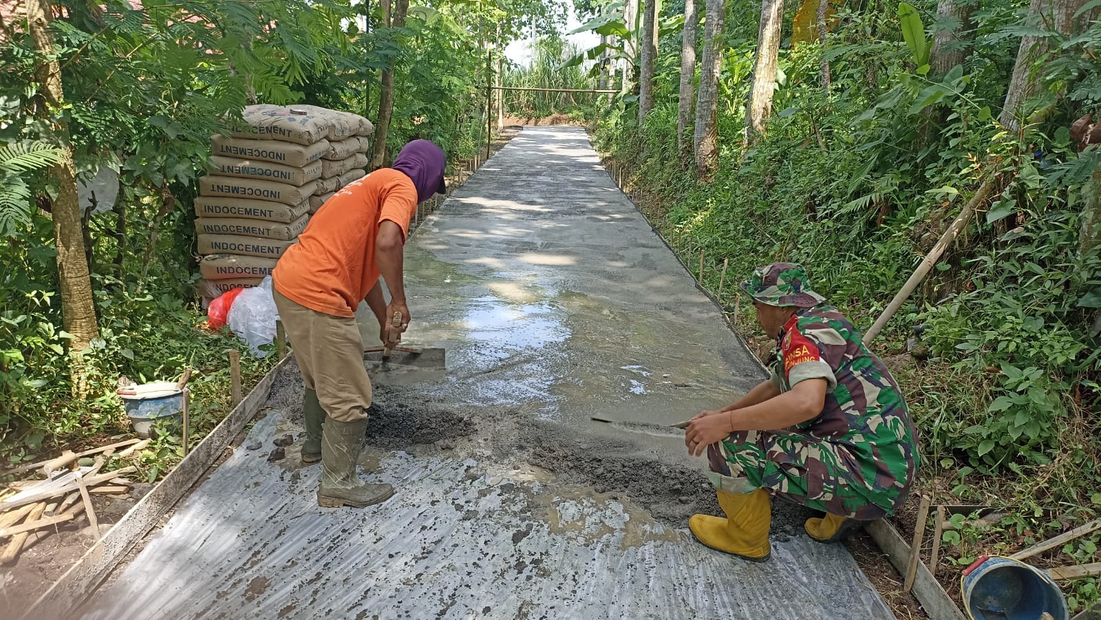 Kawal Program Pemdes, Babinsa Tunjung Aktif Peningkatan Infrastruktur Desa