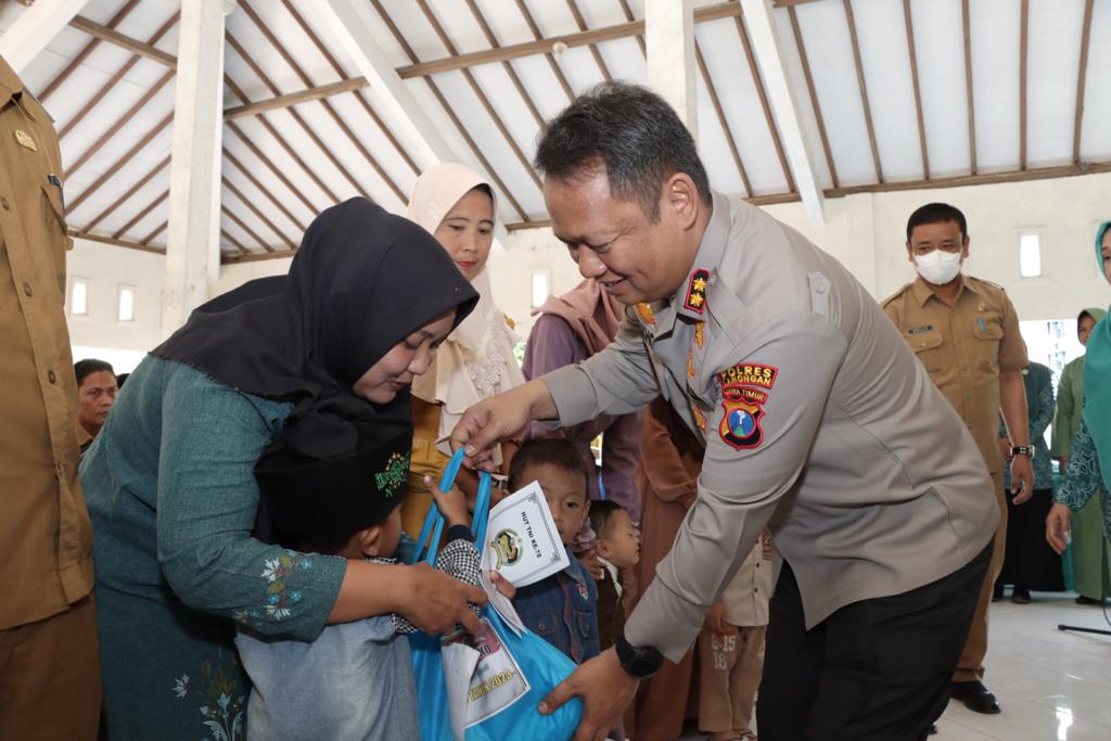 Kapolres Lamongan Hadiri Baksos Pemberian Sembako kepada Orang Tua Anak Asuh Stunting