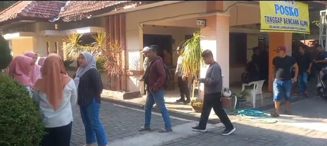 Buntut Pencopotan Baliho Wayahe Ganti Bupati, Kantor Kecamatan Lamongan Digeruduk Masyarakat Pro Perubahan