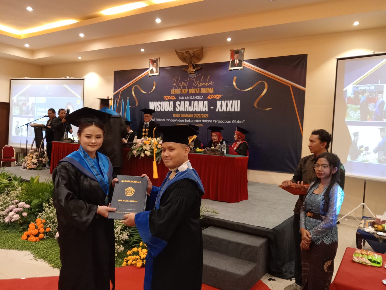 121 Mahasiswa IKIP Widya Darma Surabaya Sandang Gelar Sarjana Pendidikan