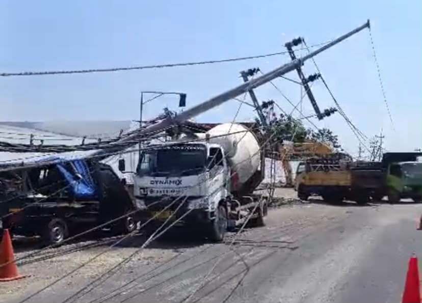 10 Tiang Listrik di Manyar Gresik Ambruk Akibat Galian Box Culvert, Satu Orang Terluka