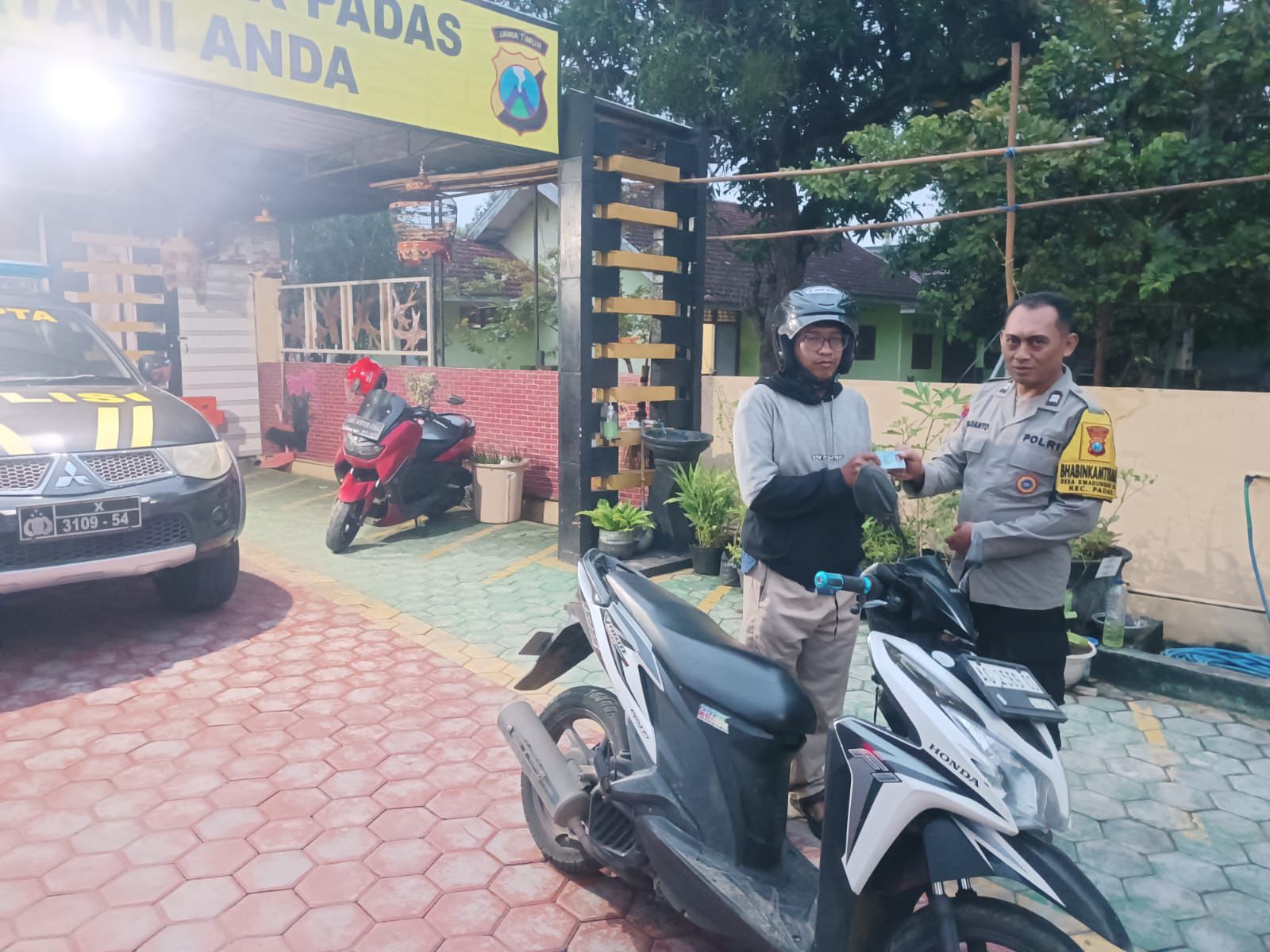 Pemudik Kelelahan Bermalam di Polsek Padas, Petugas Beri Pelayanan Humanis