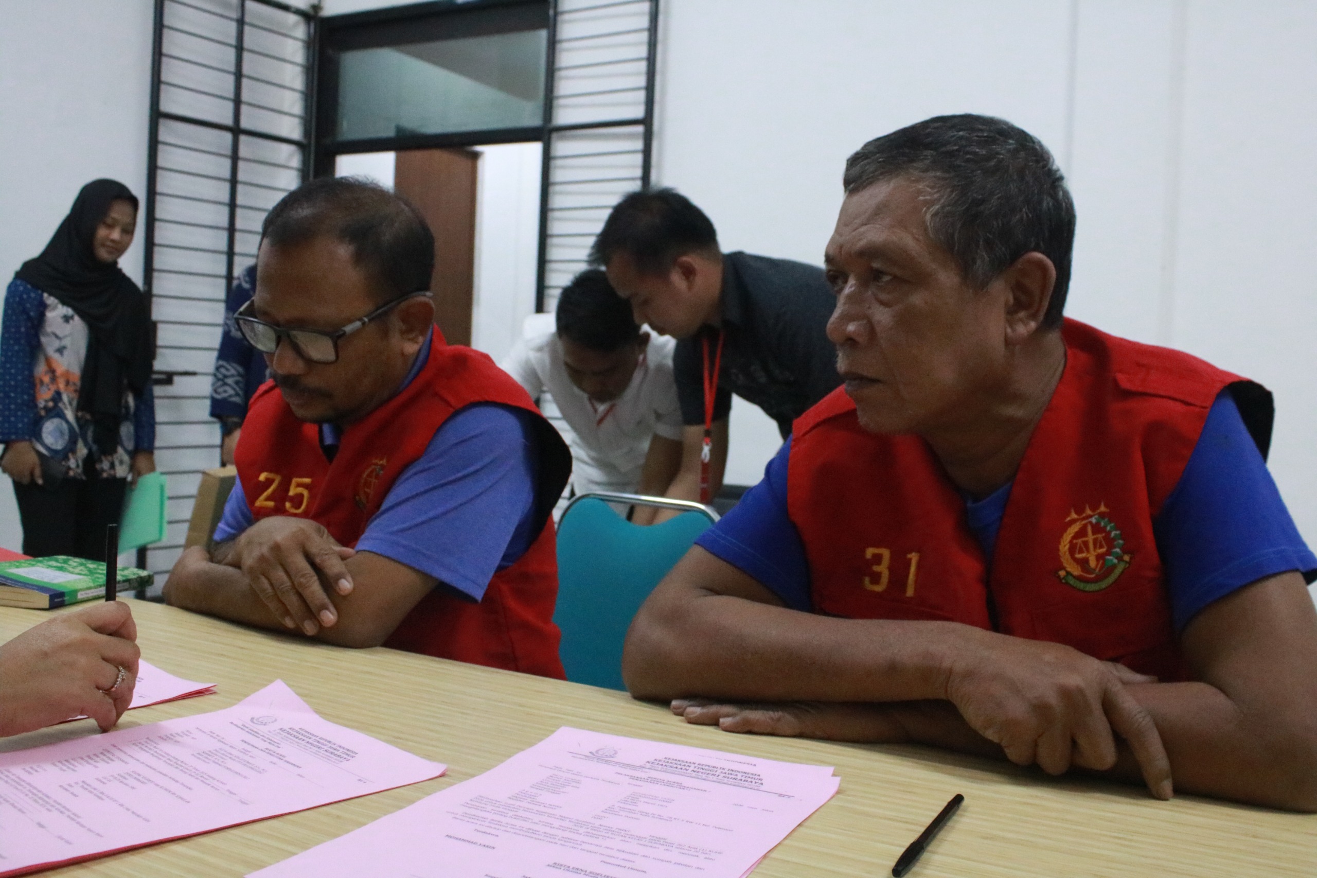 Kejari Surabaya Terima Tahap II Kasus Pengusiran dan Perusakan Rumah Nenek 80 Tahun