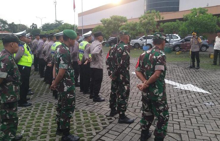 Kapolsek Karangpilang Pimpin Apel Gabungan Tiga Pilar Pengamanan Malam Takbir