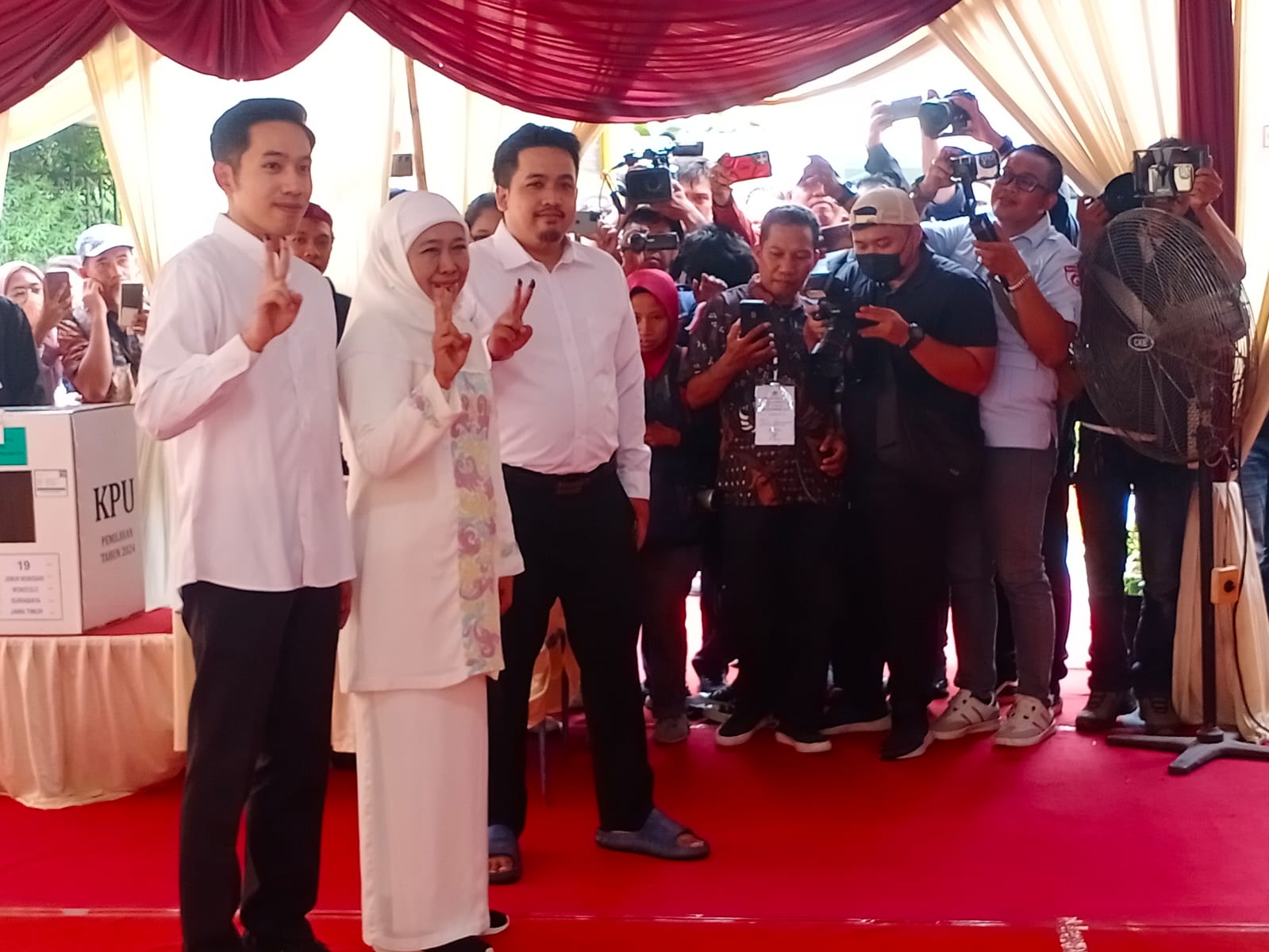 Nyoblos di TPS 19 Jemursari, Khofifah Optimistis Menang Signifikan