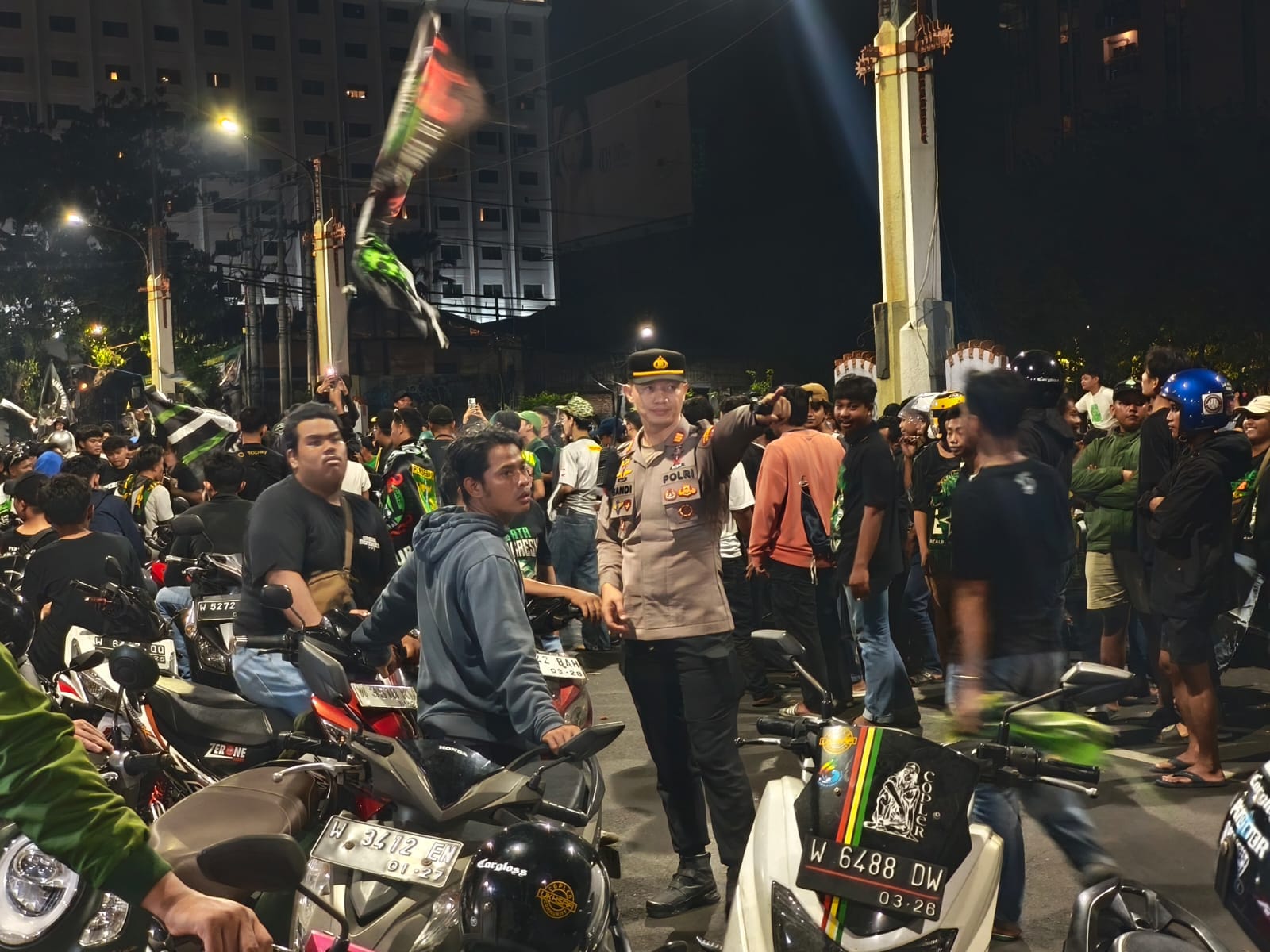 Polsek Lakarsantri Turun Langsung Urai Kemacetan Arus Lalu Lintas