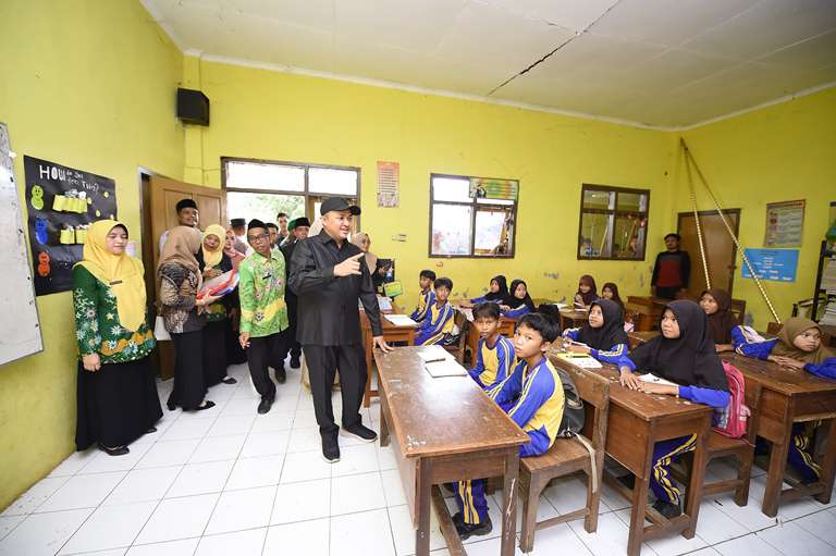 Polemik SDN 1 Winongan, Bupati Pasuruan Sidak di Hari Pertama Masuk Sekolah 
