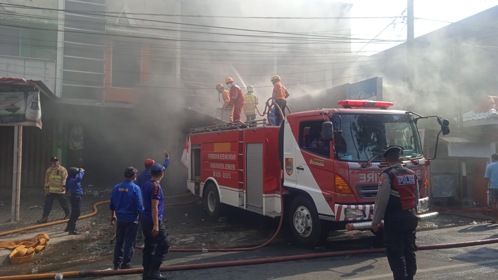 Gudang Peralatan Listrik Kaliwates Jember Jadi Arang