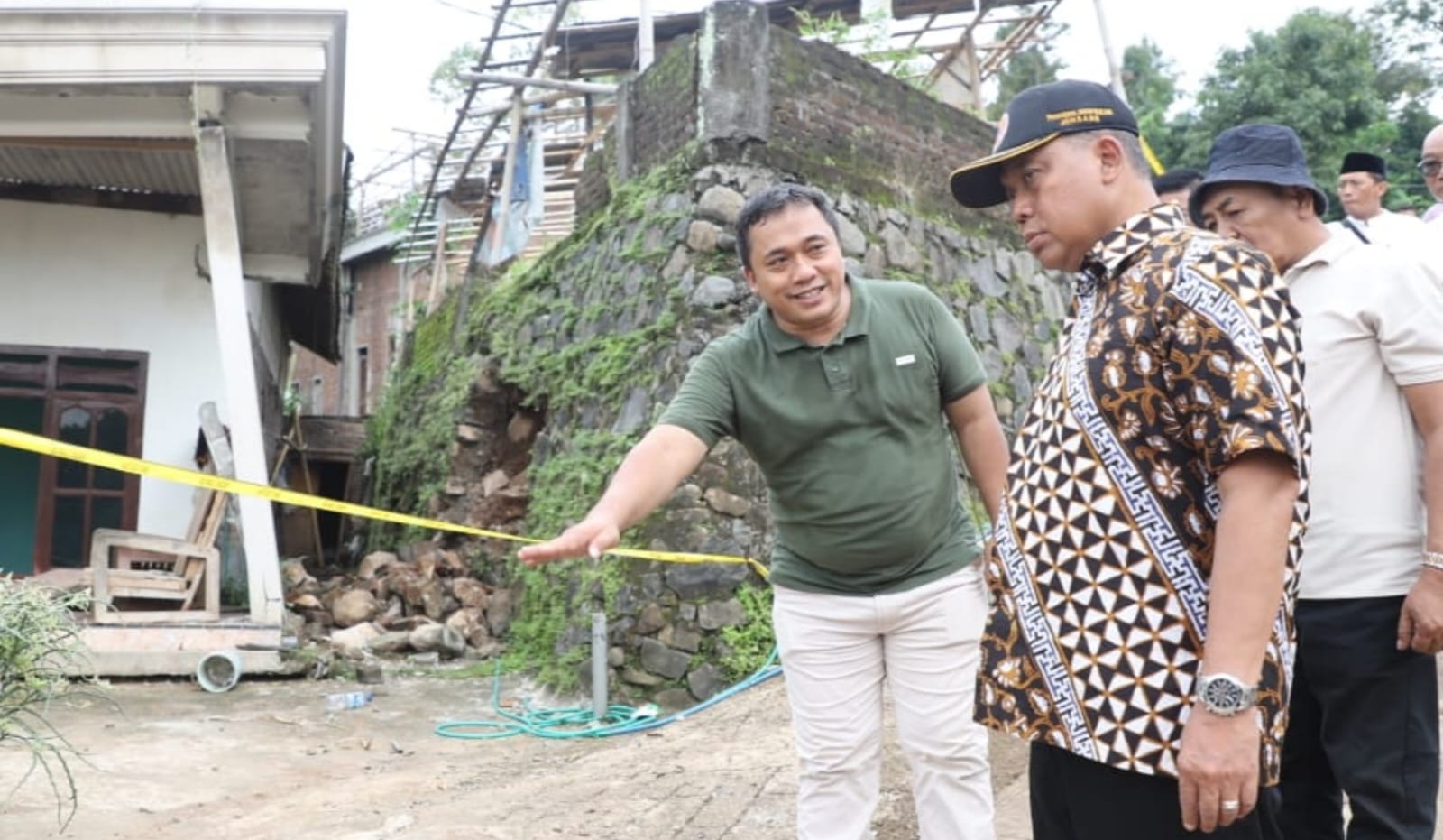 Pj Bupati Jombang Tinjau Lokasi Bencana Tanah Gerak di Wonosalam