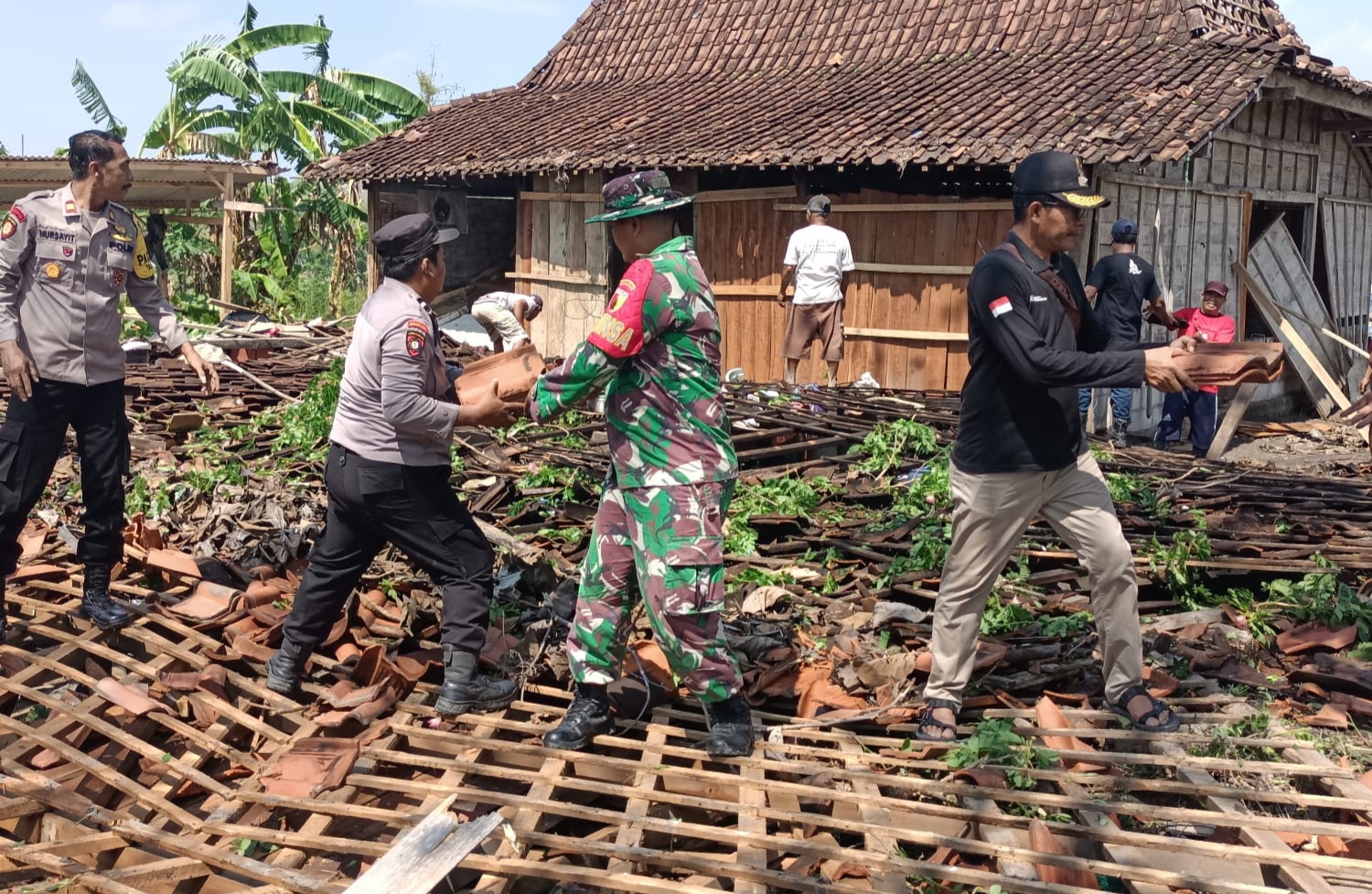 Tanggap! TNI-Polri dan BPBD Bojonegoro Bantu Korban Bencana 