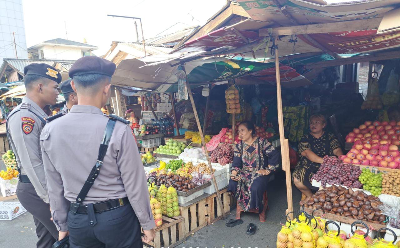 Satsamapta Polres Pelabuhan Tanjung Perak Patroli Dialogis di Pasar Ujung, Ciptakan Kamtibmas Aman