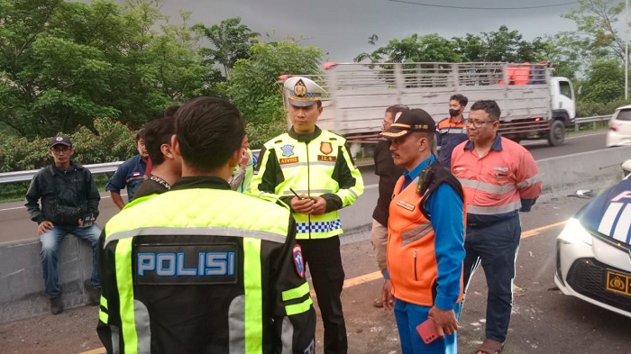 Kecelakaan Beruntun Libatkan 5 Kendaraan di Exit Tol Kebomas Gresik