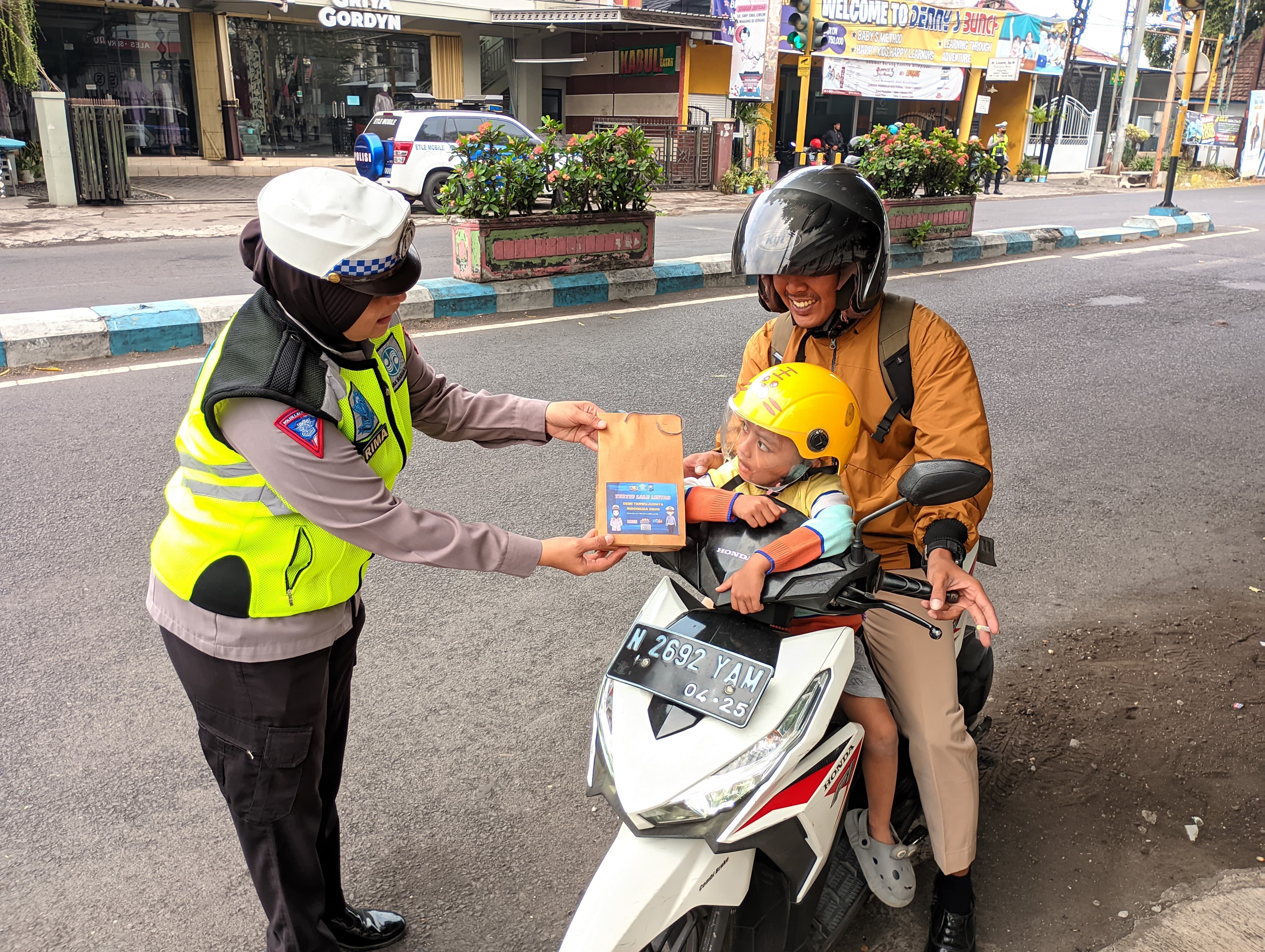 Ingin Dapat Snack dari Satlantas Polres Lumajang? Begini Caranya