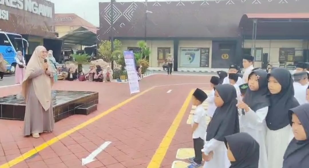 Gelar Polsanak, Satlantas Polres Ngawi Ajak Anak Pondok Qur'an Songosiji Tanamkan Disiplin Berlalu Lintas