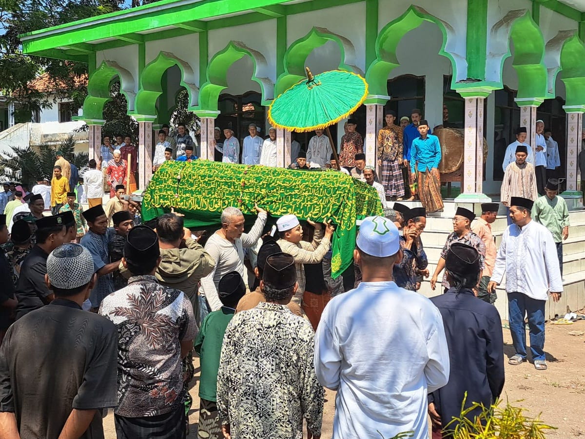 Tangis Duka Iringi Pemakaman Santri Korban Ambruknya Ponpes Al Khoziny di Wonorejo Pasuruan