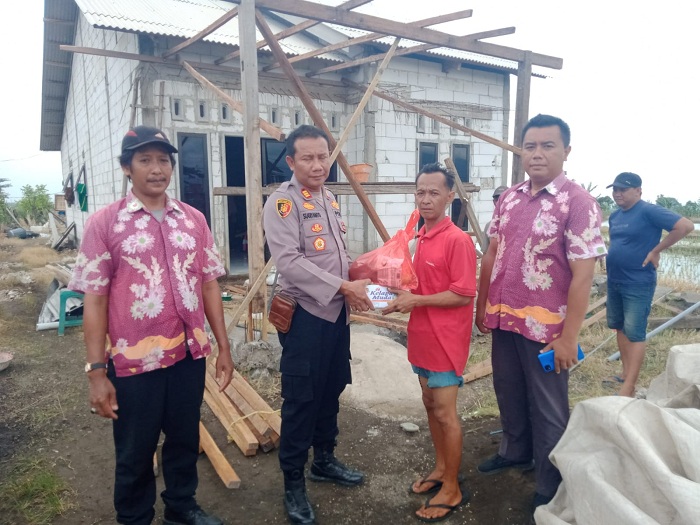 Polres Pasuruan Bantu Korban Bencana Angin Puting Beliung 