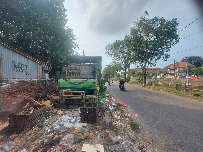 Truk Tak Bertuan di Kalimas Barat Surabaya Segera Diderek