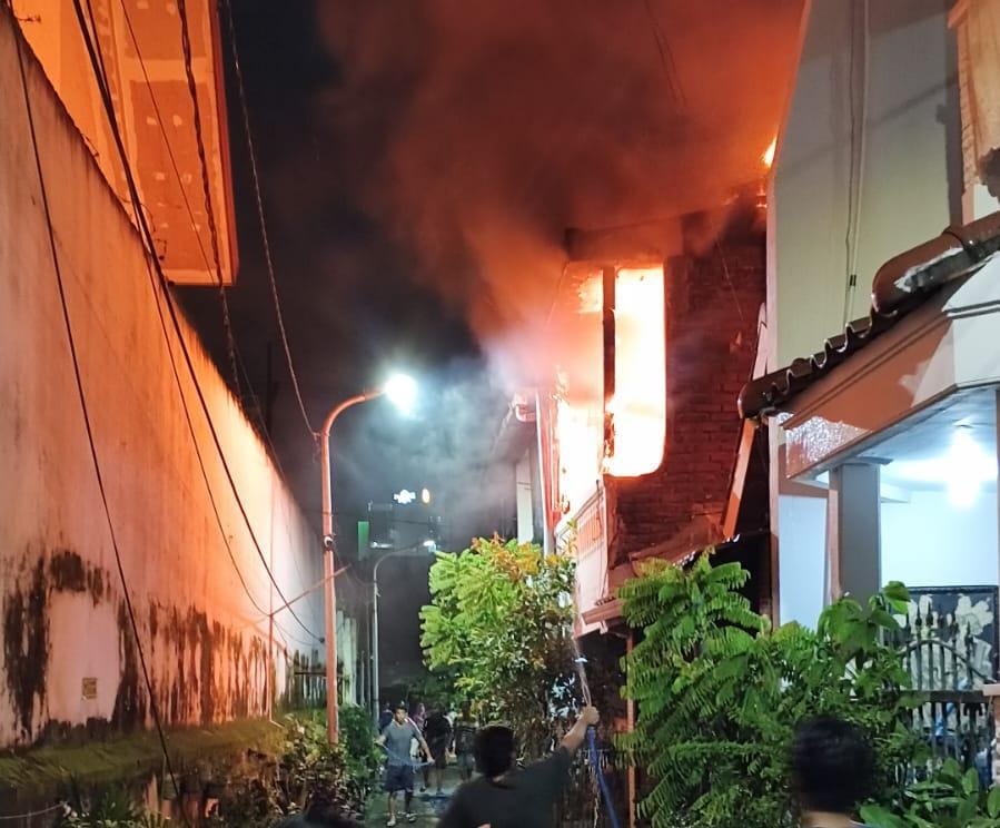 Rumah 2 Lantai di Wonokromo Surabaya Ludes Terbakar
