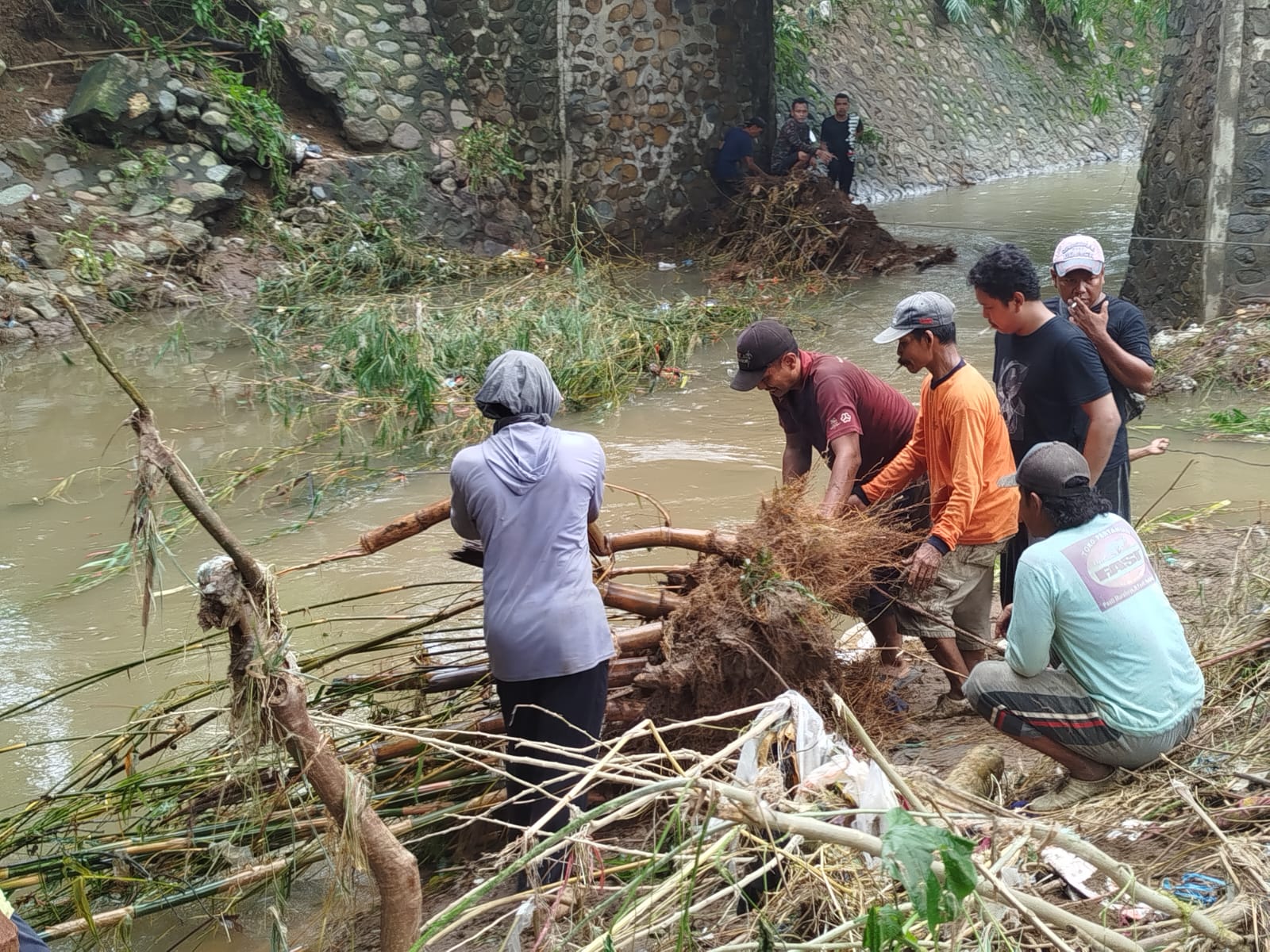 Warga Curahnongko Berjibaku Bersihkan Sungai Usai Banjir Bandang, Butuh Bantuan Alat Berat