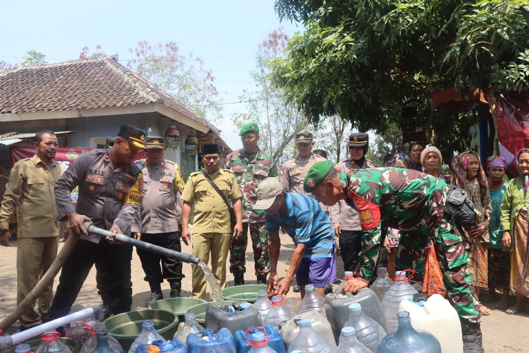 Polres Pasuruan Kembali Bagikan Air Bersih dan Sembako di Kejayan